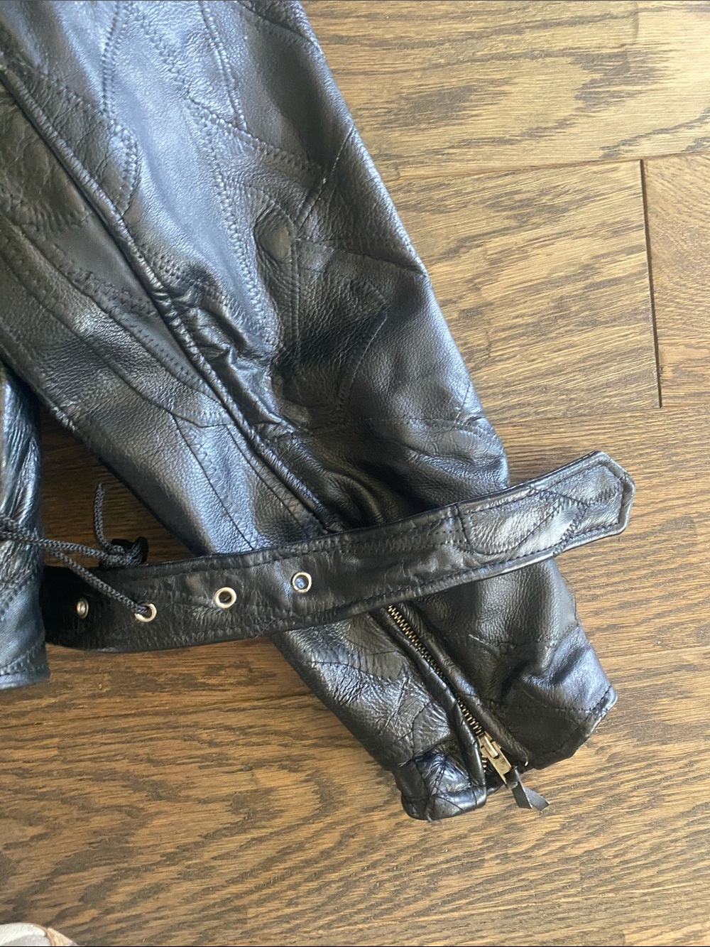 Vintage-Style Black Leather Bomber Jacket - Picture 7 of 7